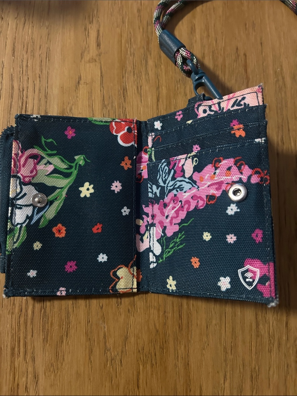 Vera Bradley wallet/ID Badge Holder with Matching Lanyard - Picture 2 of 3